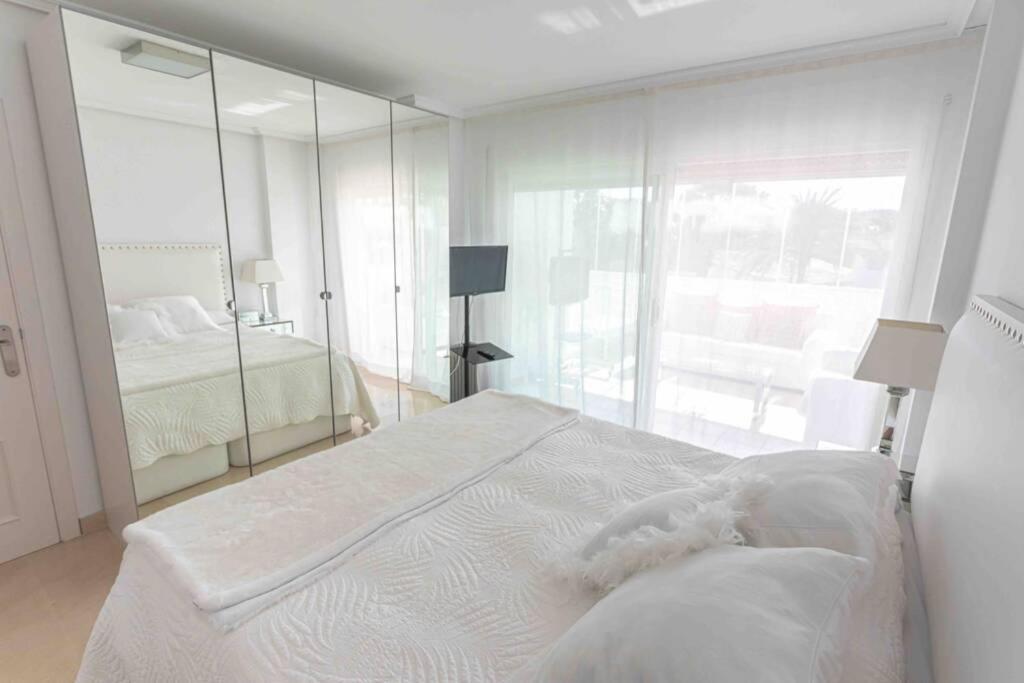 Brigth Apartment/2bed/2bath/100m Beach/sea Views